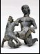Die Bronzeplastik aus der Villa Rustica stellt eine in der Antike sehr bekannte Szene dar: Thetis steckt ihren Sohn Achilles in den Fluss Styx, damit er unverwundbar wird.  BILD: SN/SALZBURG MUSEUM/RUPERT POSCHACHER