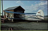 Eine Antonow 2, der grsste im Einsatz stehende einmotorige Doppeldecker, ist fr extrem kurze Start- und Landestrecken gebaut. Hier steht sie fr eine Revision im 'Hangar' eines sibirischen Flugplatzes
